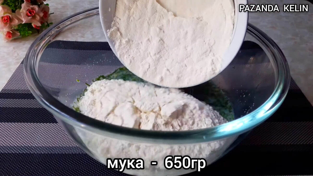 До чего же они мягкие и вкусные. Такие пирожки (пончики) с зеленью, готовлю на завтрак и обед. Приступаем к приготовлению. В миску вливаем тёплое молоко и воду.-9