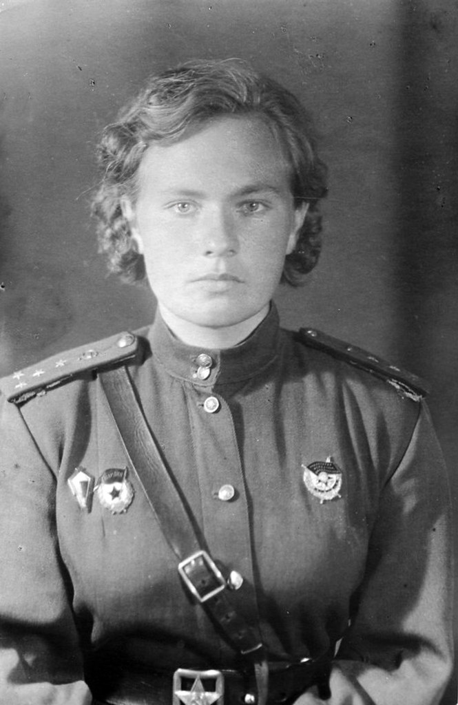 воен врач. русская военная девушка. батальон сталинград. санинструктор ркка 1941. российский солдат.