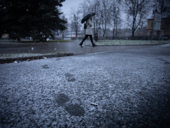     Гололед ожидается ночью на дорогах Псковской области / Александр Елисеев