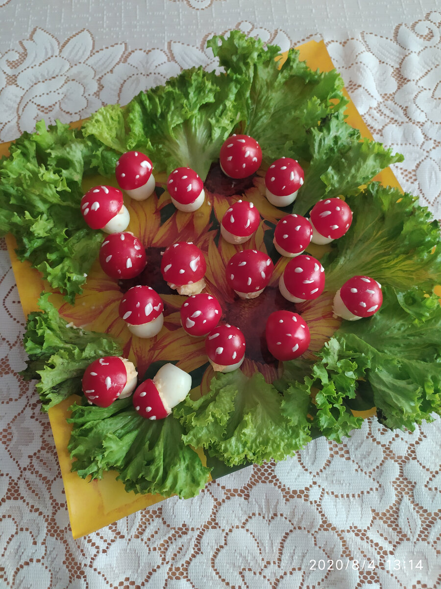 Мухоморы из перепелиных яиц и помидоров