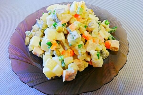 Мой домашний вариант салата Оливье или Столичный, кому как больше нравится.