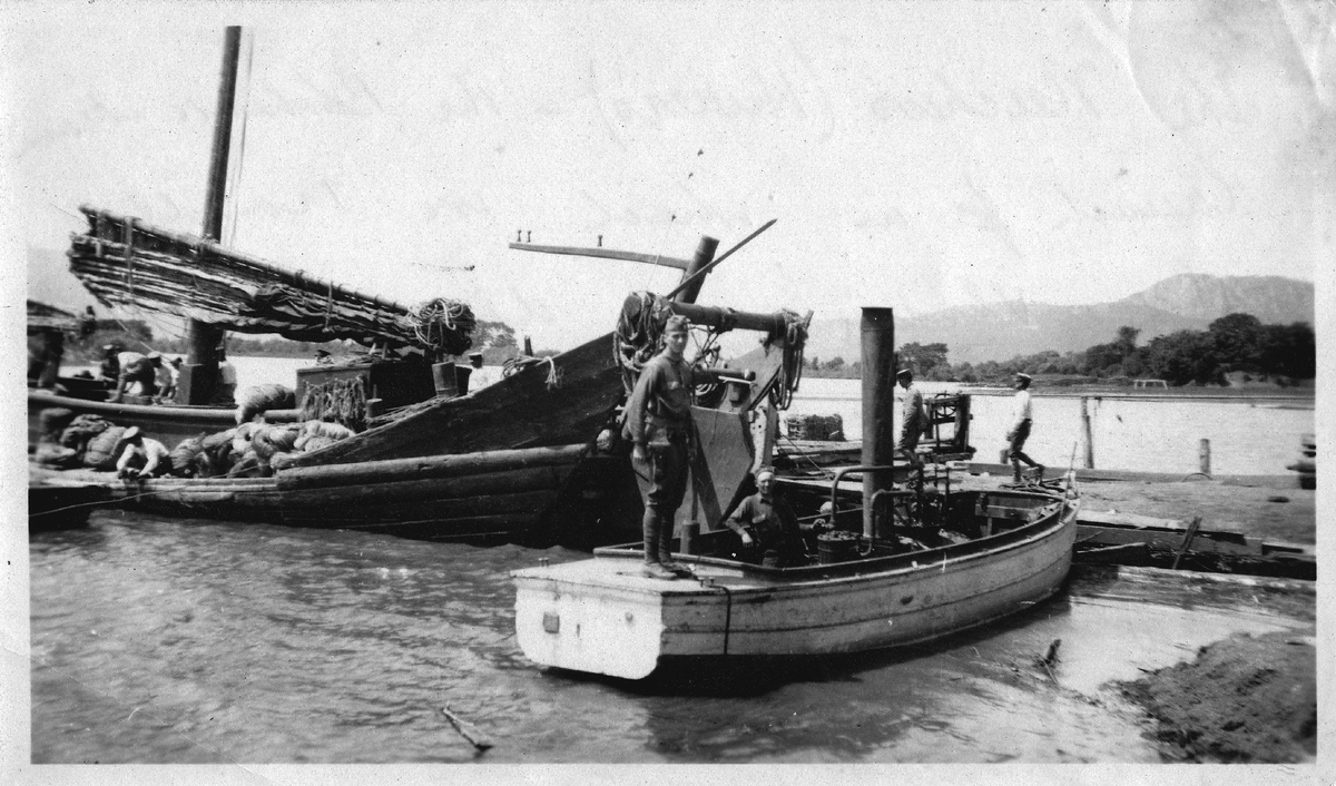 Катер и судно на реке Сучан