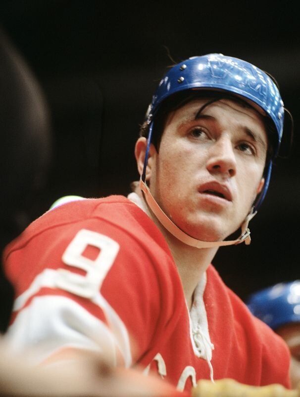 Юрий Блинов и как Тарасов заставил его играть в хоккей? И причём тут министр обороны Гречко? Канал истории спорта приветствует Вас дорогие друзья! Сборная СССР по хоккею в матчах с НХЛ имела 30 хоккеистов в своём активе, и один из них был футболистом, прославивший именно советский хоккей. Это легенда ЦСКА, лучший нападающий СССР 1970 Юрий Блинов. Вспомним, как Блинов перешёл из футбола в хоккей? Как Бобров мог стать его тренером в футбольном CSKA, но стал тренером в хоккейной сборной? Сколько голов Блинов забил за сборную и клуб? Какие титулы завоевал? Суперсерия 72 со слов хоккеиста и тройка Блинов – Петров – Михайлов? Правда что NHL хотела заполучить и его? Эти и другие истории из биографии хоккеиста ждут вас в этой статье. 