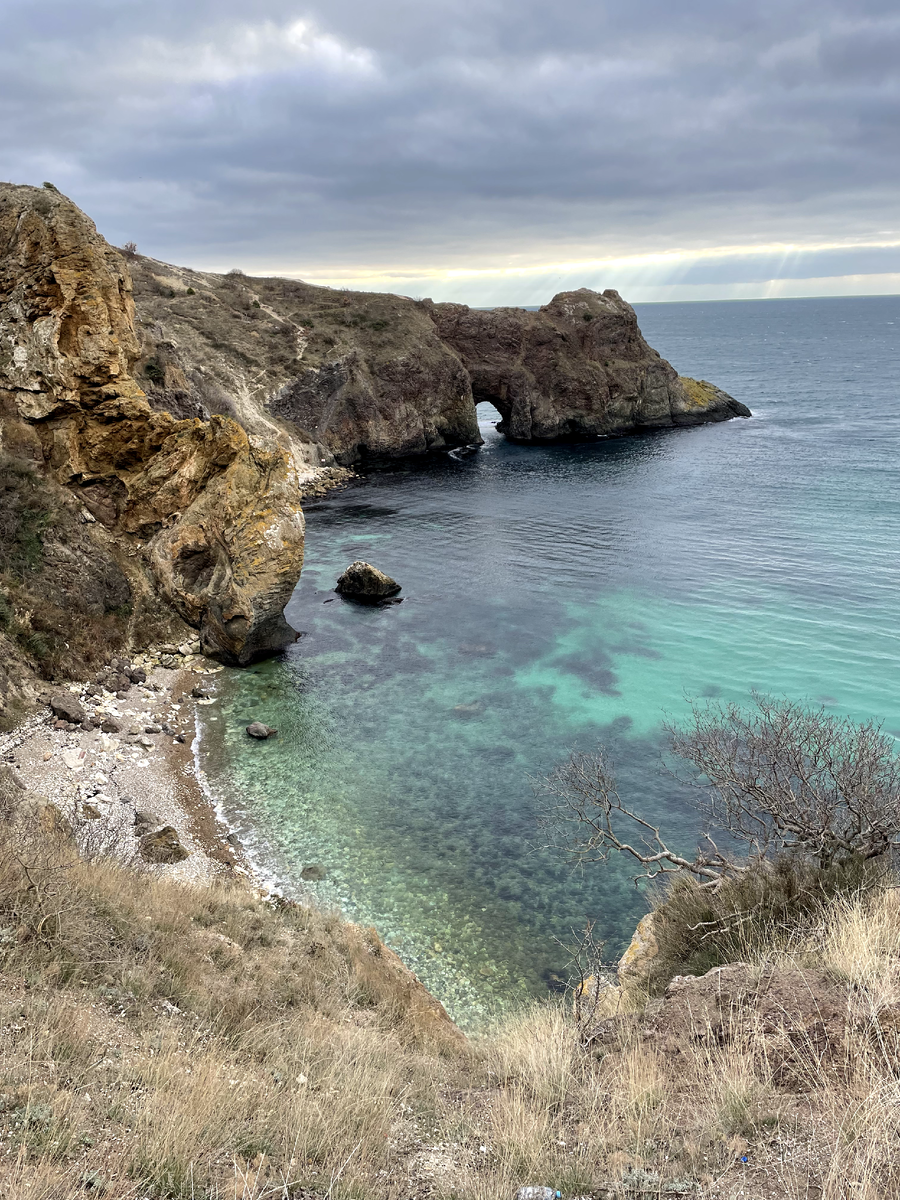 Мыс Лермонтова, грот Дианы и дикий пляж. Фото из личного архива. 