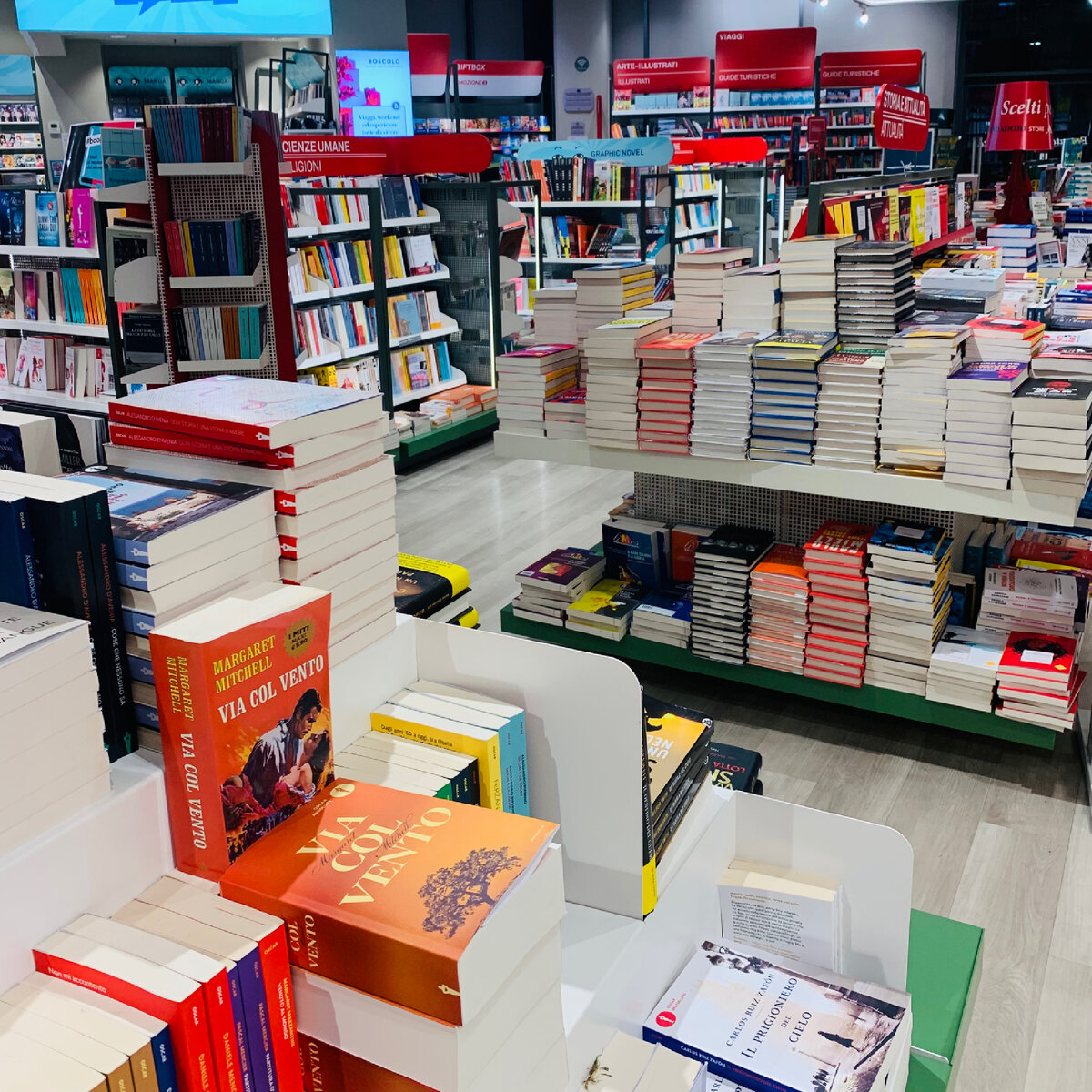 В книжном, в отличие от других магазинов, и свободно, и прохладно