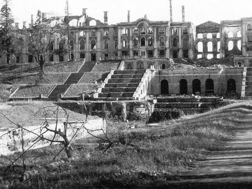 Таким увидели Петергоф наши войска 19 января 1944 года