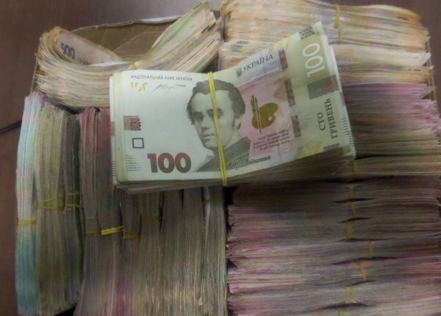Псковские таможенники пресекли вывоз 28 тысяч долларов с территории России