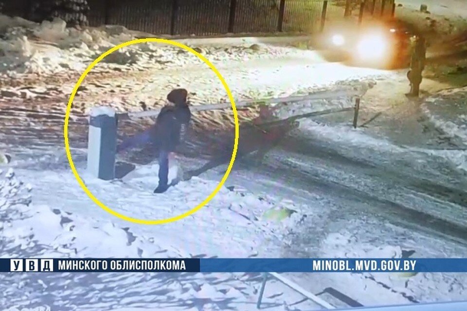     Пьяный минчанин отомстил шлагбауму. Фото: стоп-кадр | видео УВД Миноблисполкома