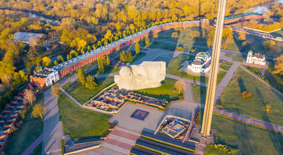 Панорамный вид на Цитадель Брестской крепости с высоты птичьего полета. Во время экскурсии вы получите полное представление о том, как устроено это укрепление. 