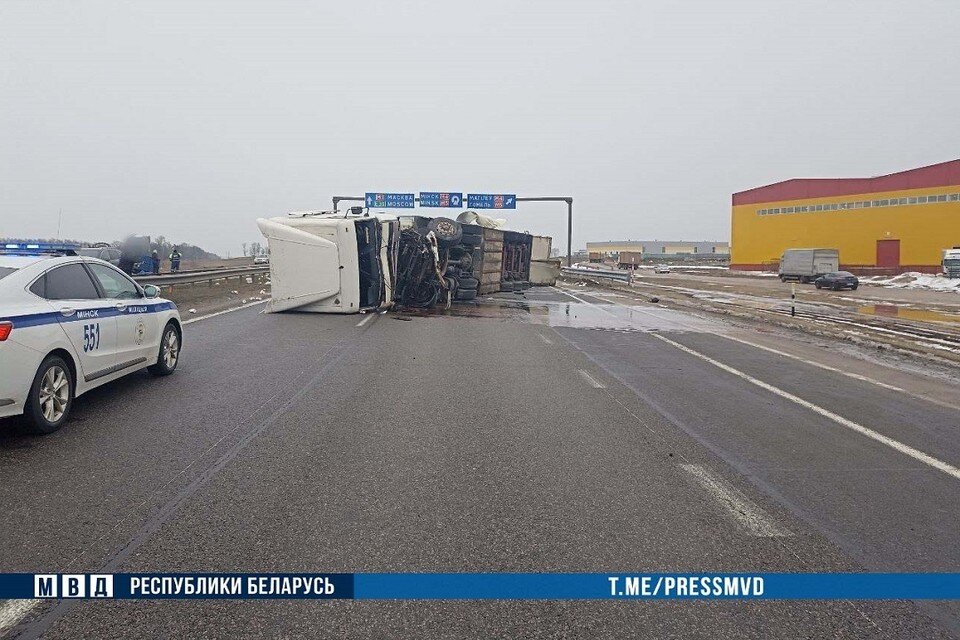     Фура вылетела на соседнюю полосу после столкновения с трактором. Фото: МВД