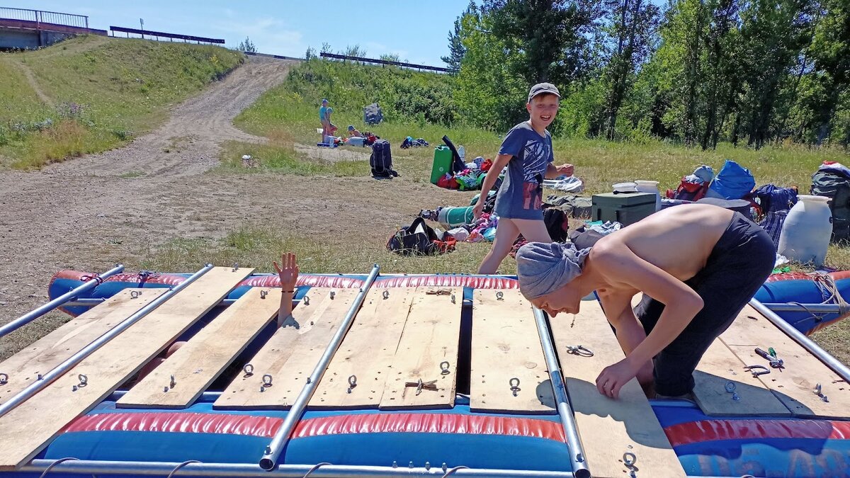 Делаем палубу основательную. Вот рука торчит, просит подать ему очередную гайку