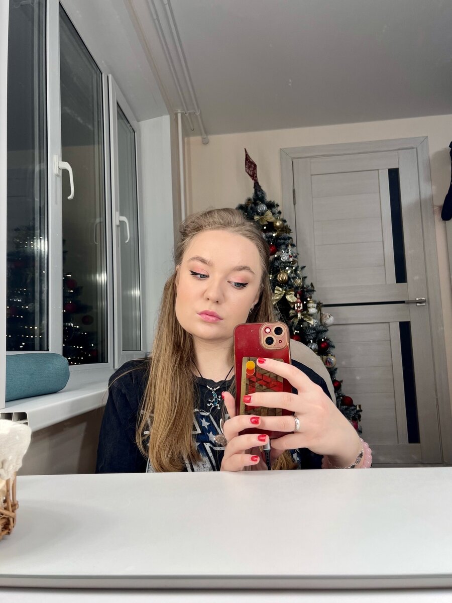 Да-да, вот так я нафуфырилась за очень долгое время. Декрет, конечно, сильно меняет жизнь. Вчера ты девочка припевочка с ежедневным смоки айс, а сегодня уже пошёл 10-й день без макияжа...