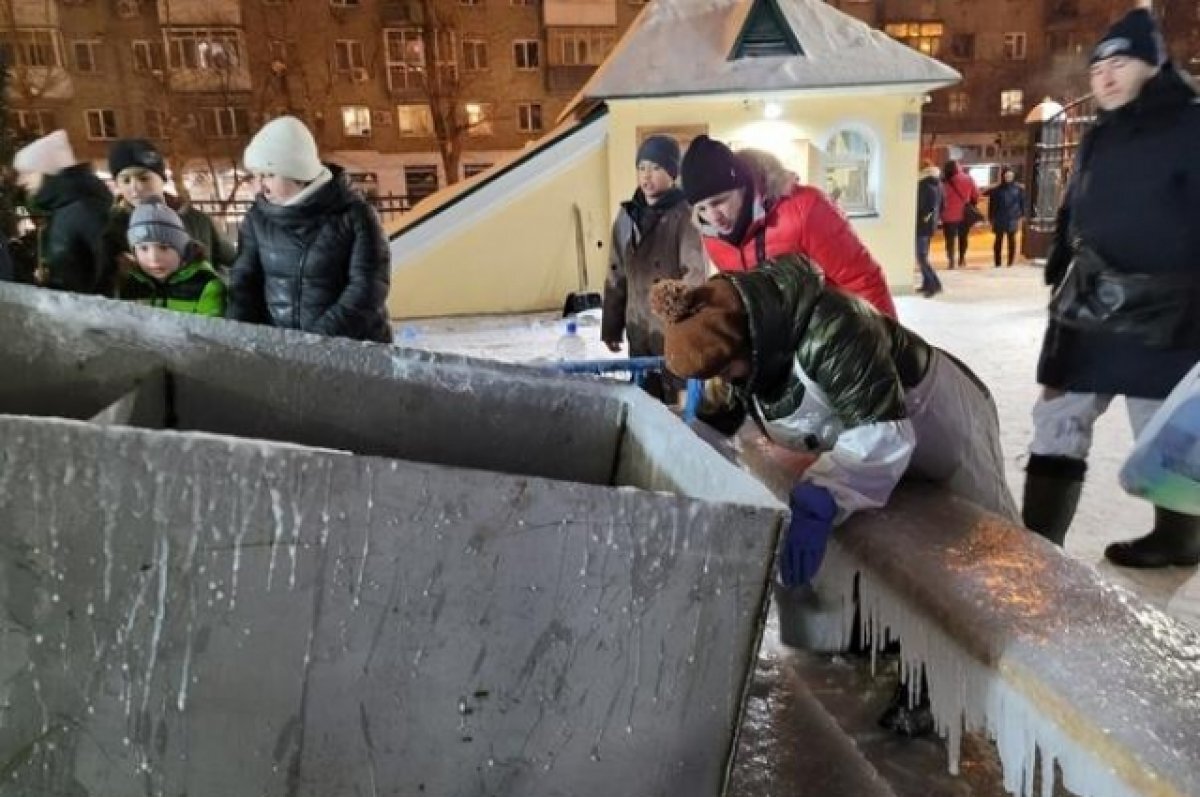    Жители Новосибирска собирали сосульки из святой воды в Крещение