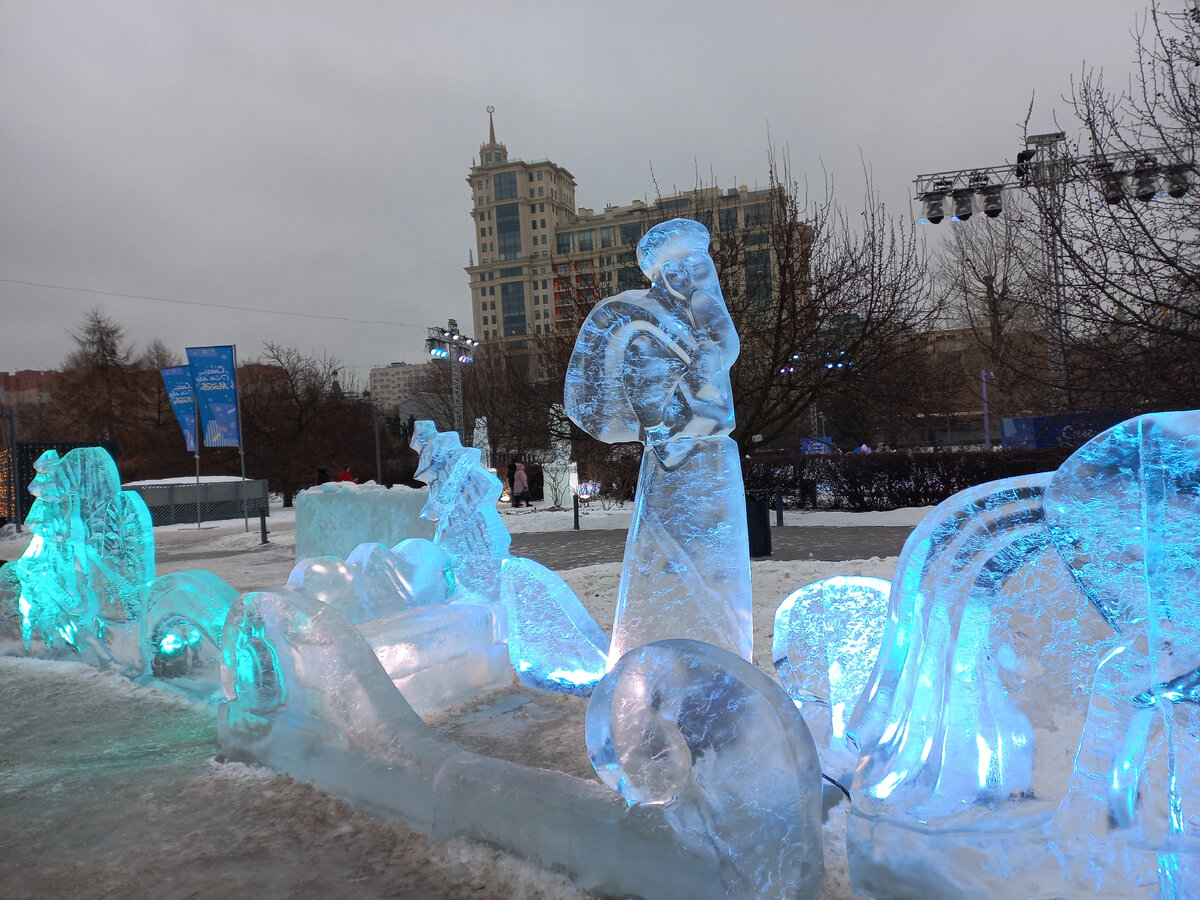 Ледовые скульптуры в москве музеон. Парк Музеон в Москве 2023. Ледяные горки Музеон 2023. Фестиваль ледяных скульптур в Красноярске 2023. Ледяные фигуры в Москве.