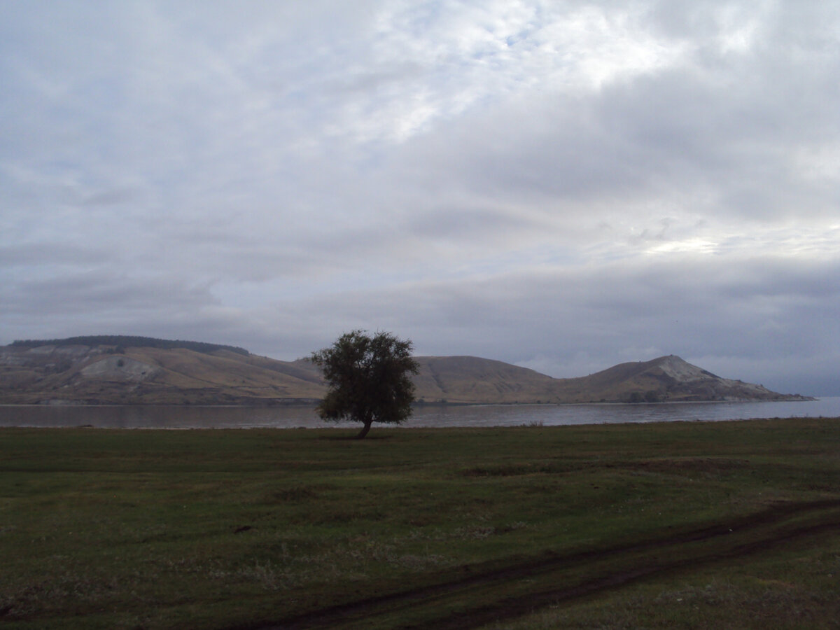 В Подвалье очень красивые меловые горы,туда подальше.