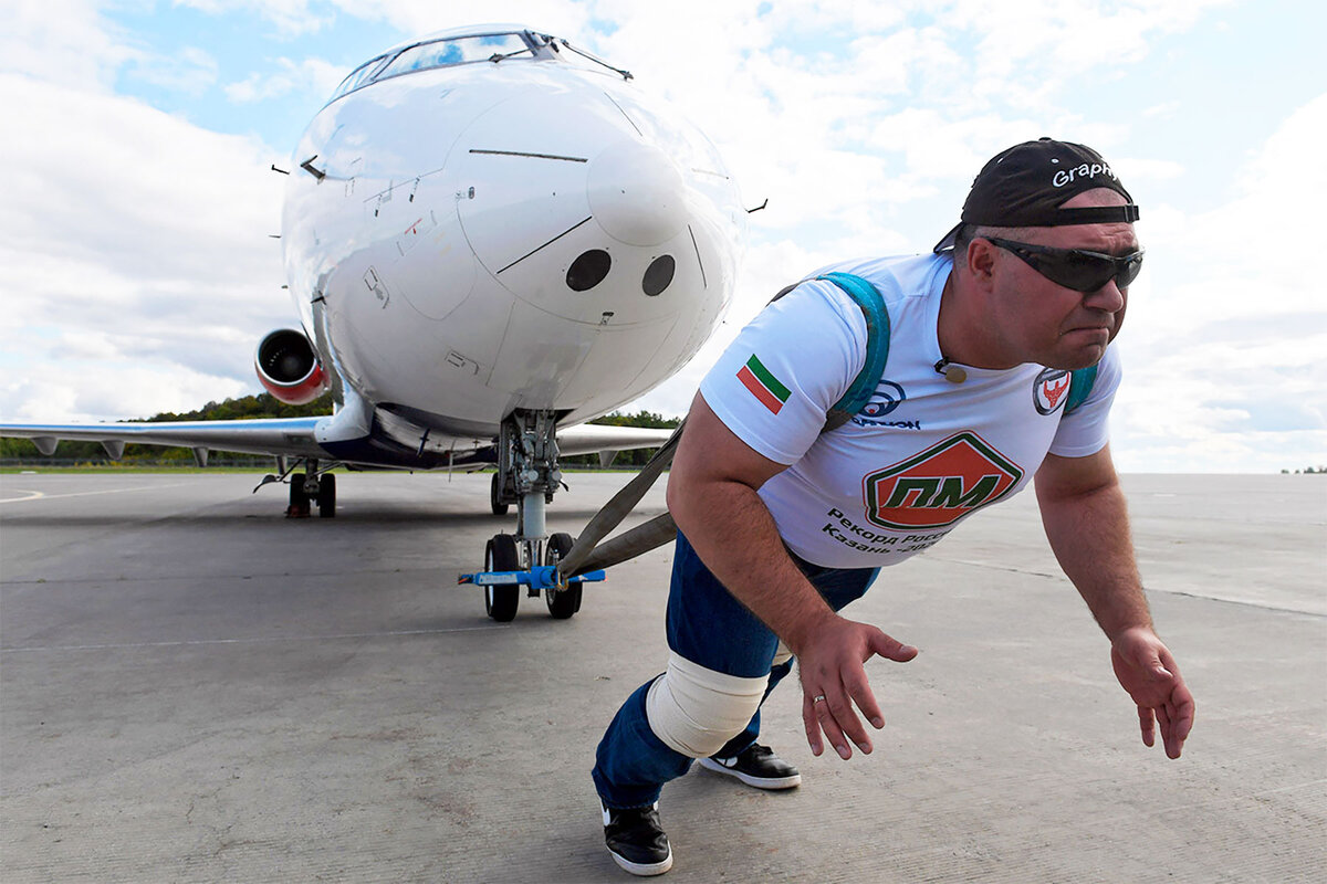     Слесарь-силач рвет грелки и двигает самолеты: какой мировой рекорд «Русский Халк» побьет в этом году?