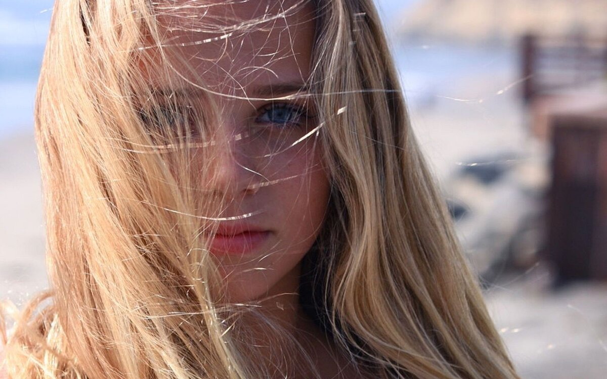 Светловолосая девушка