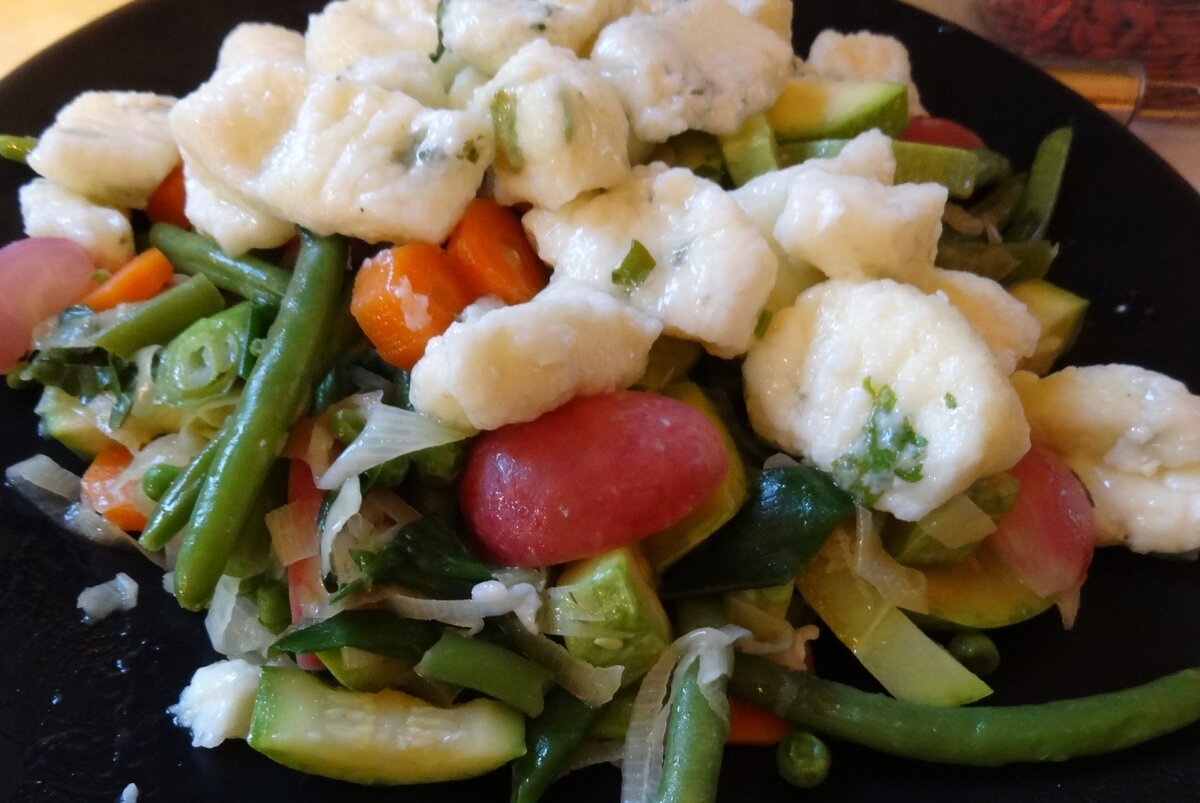    Творожные ньокки на овощной подушке со сливочно-рокфоровым соусом