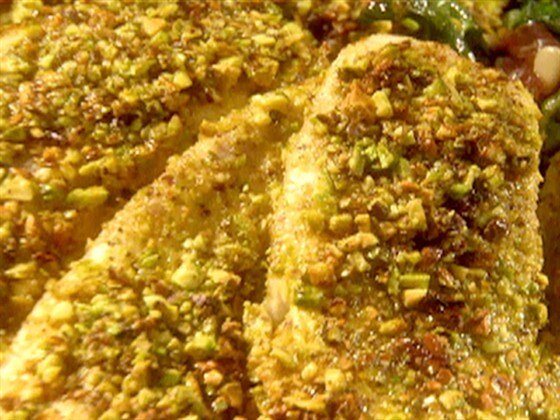    Дорада в фисташковой корочке с мангольдом, варенной ветчиной, сыром горгонзола и кедровыми орешками