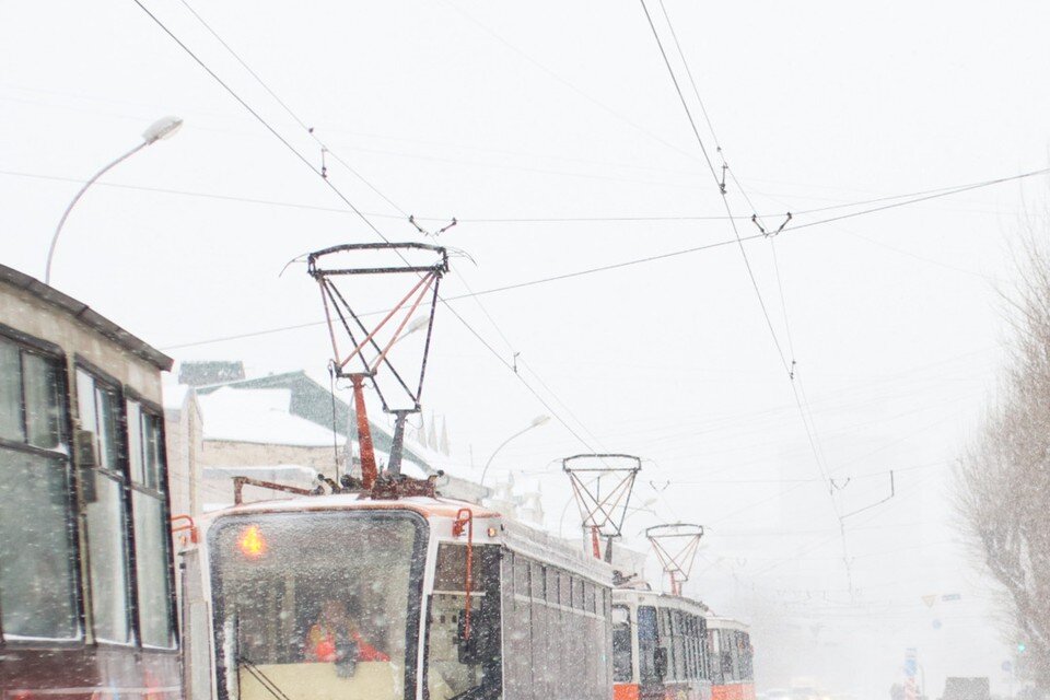     На площади Маркса собралась пробка, потому что у одного из трамваев сломались «рога». Василий Вахрин