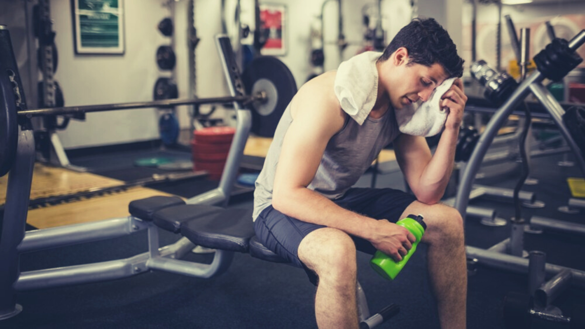 Сколько нужно отдыхать между подходами. Тренировка в зале подходы. Перерыв между упражнениями. Утомление спортсмена. Оптимальное время отдыха между подходами.