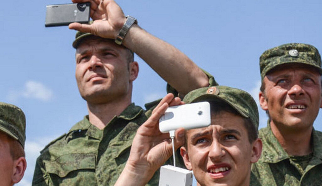 Телефоны на военной 1 1. Солдат с мобильником. Военный телефон. Солдат с телефоном. Военный с сотовым.