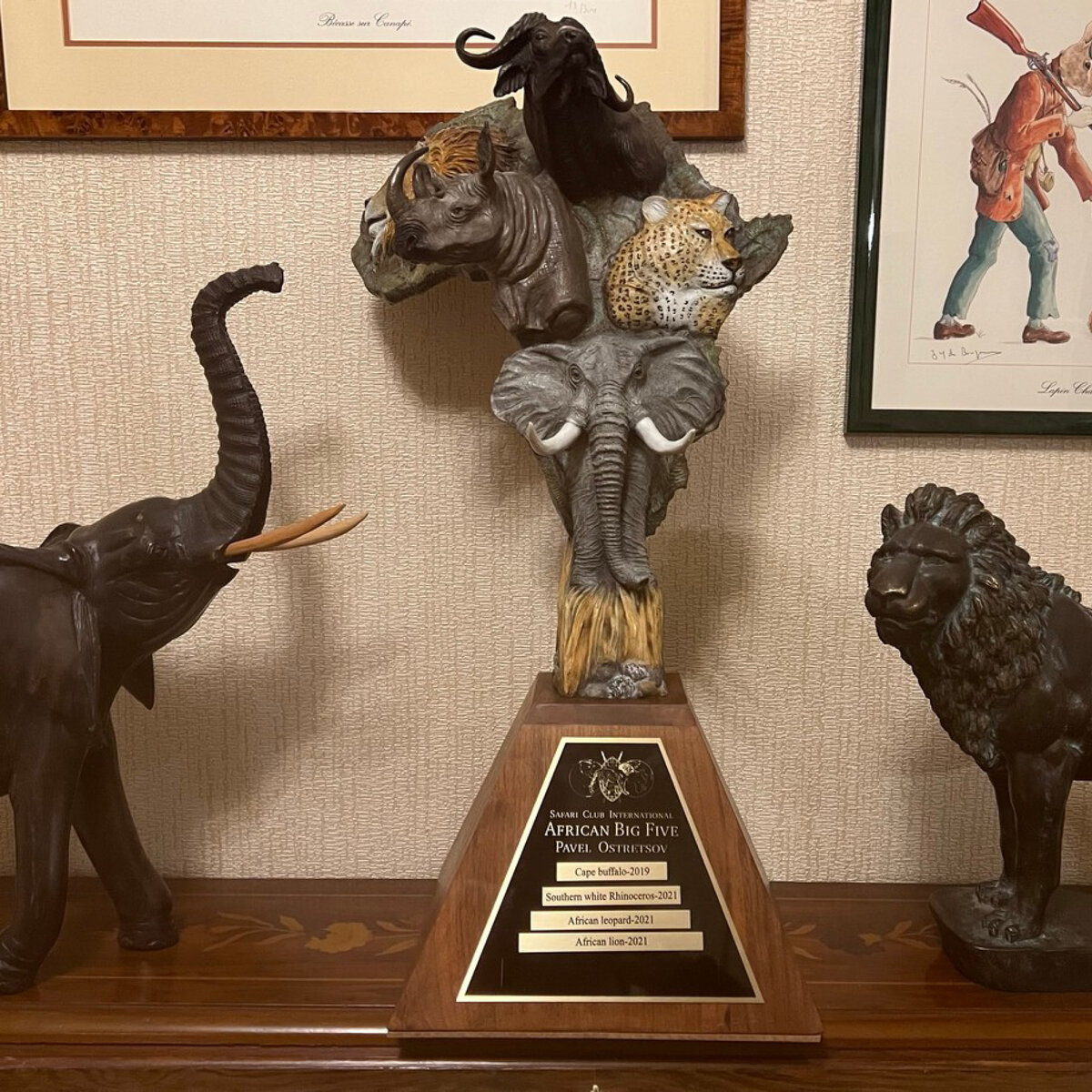 В центре композиции находится награда AFRICAN BIG FIVE 