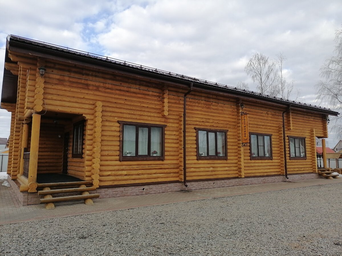 Справа - вдох в дом, слева - на работу)