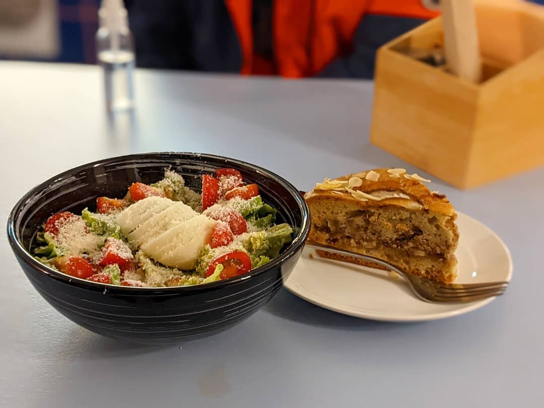 Цезарь и грушевый десерт.