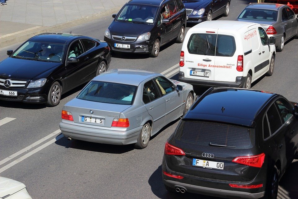 Разное отношение к тонировке. Фото https://pixabay.com/photos/traffic-autos-jam-city-auto-337574/