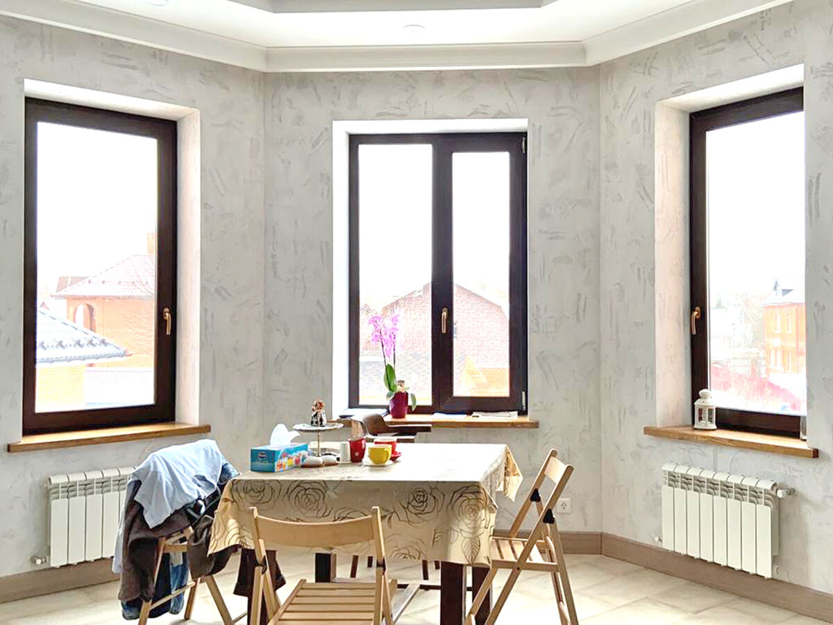 Эркерные окна кухни загородного дома.