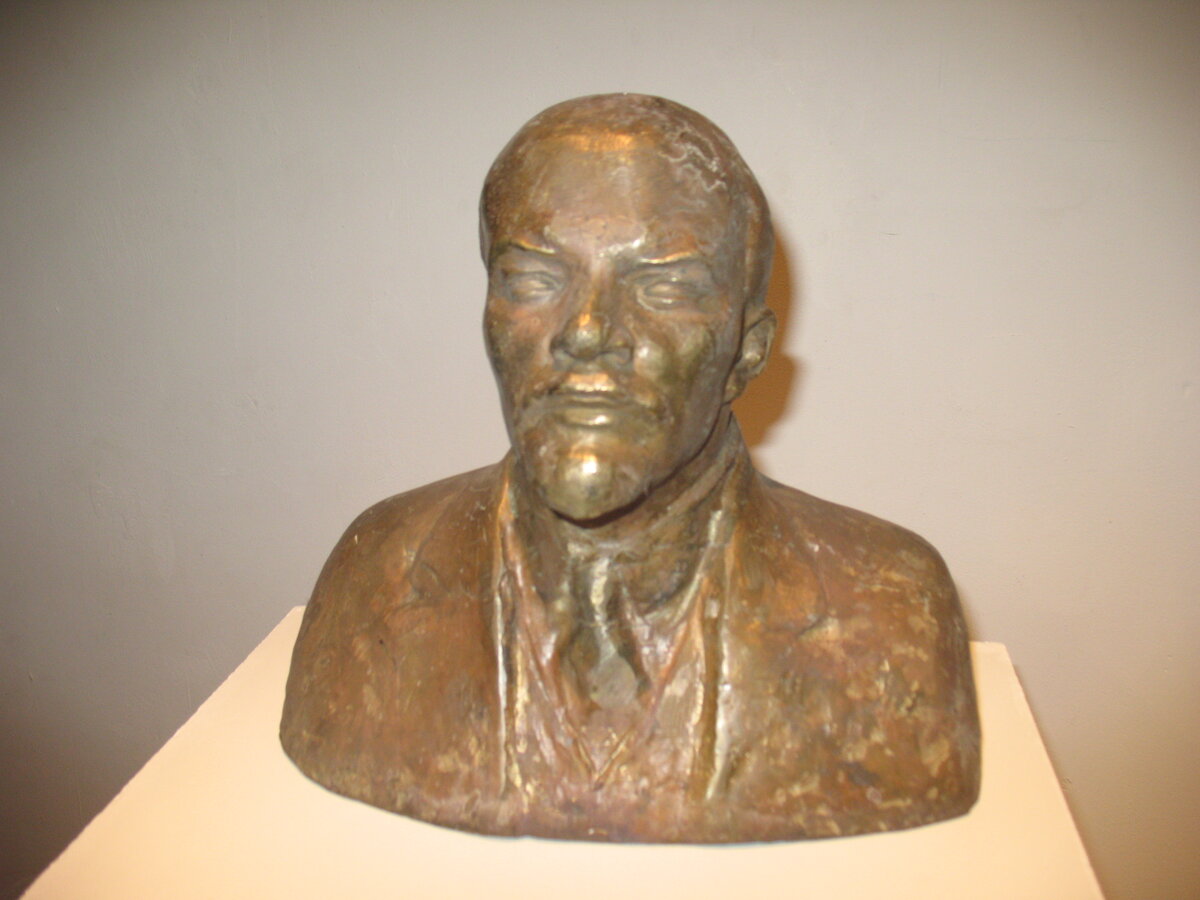 Центр современного искусства, выставка фигур из бронзы, В.И. Ленин