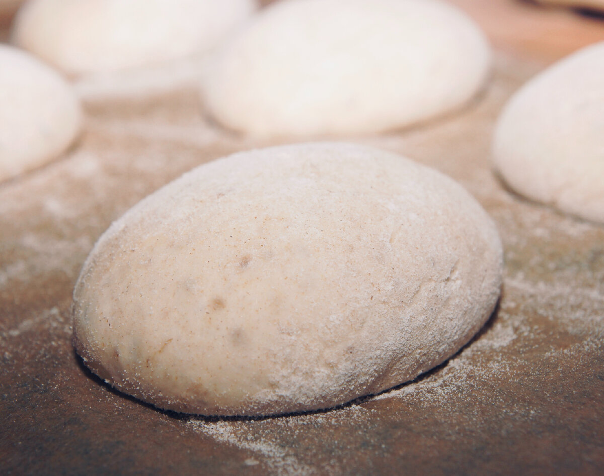 Дрожжи из ржаной муки. Булки из еблой муки и все из белой муки.