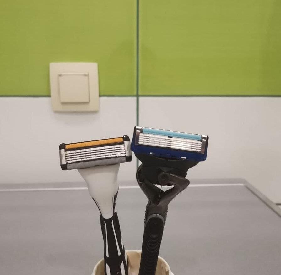 Раньше я брился станками с пятью острыми лезвиями, чтобы лицо было гладковыбритым. Но они сильно повреждали кожу 