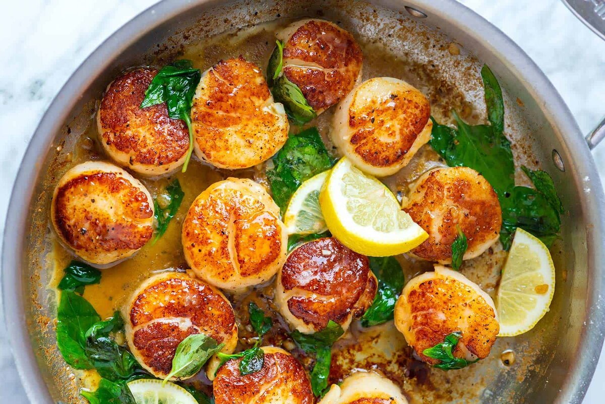 Жареные гребешки с чесноком и базиликом