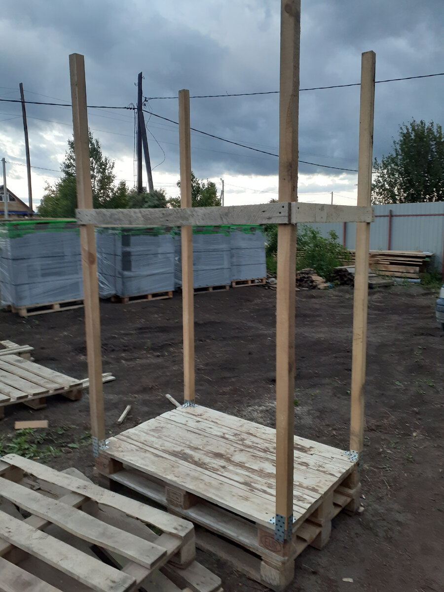 Часть каркаса будующего летнего душа