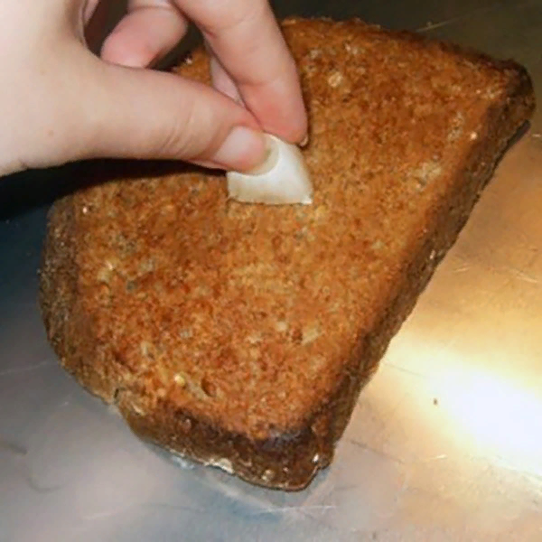 Хлеб натертый чесноком. Хлеб с чесноком и солью. Хлеб натереть чесноком. Черный хлеб с солью.