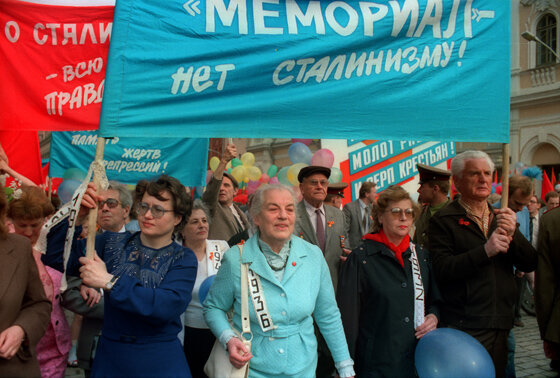 1 мая 1990. Первомайская демонстрация 1990. Демонстрация 1 мая 1990 года в Москве. Первомайская демонстрация в Москве. Парад 1 мая 1990.