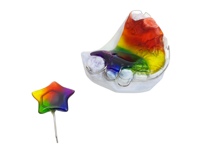 Так выглядит детский ортодонтический профилактический протез (пластина)