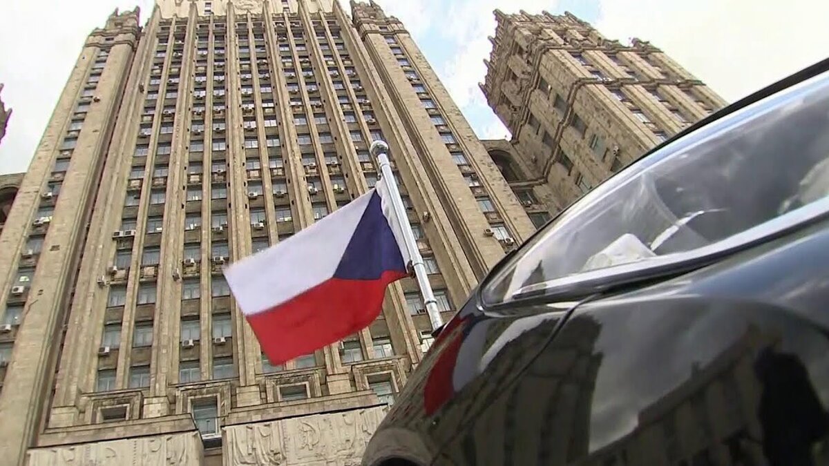 Машина посла Чехии у здания МИДа РФ. Источник: Яндекс.Картинки