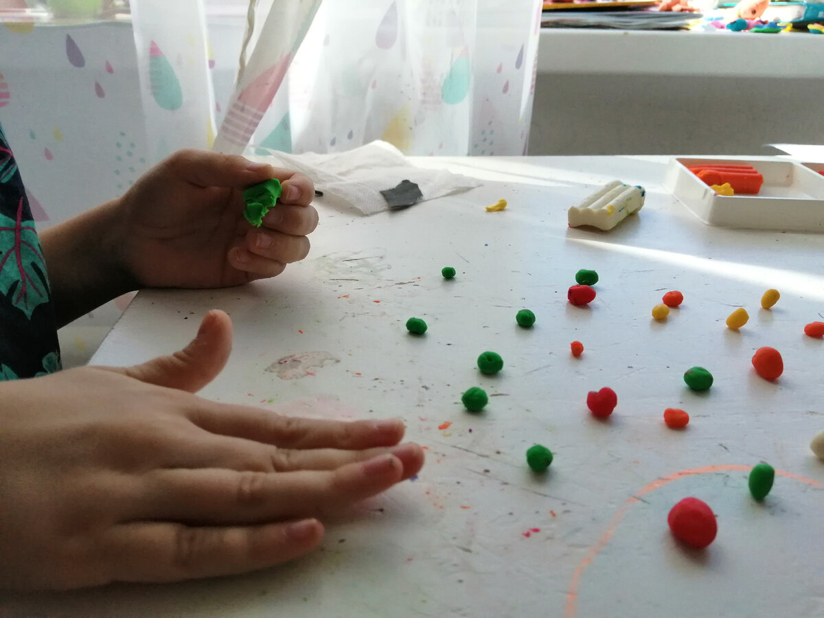 Шарики делали все, потом из них сложили красивое сердечко на цветном картоне. Получилась хорошая поделка.