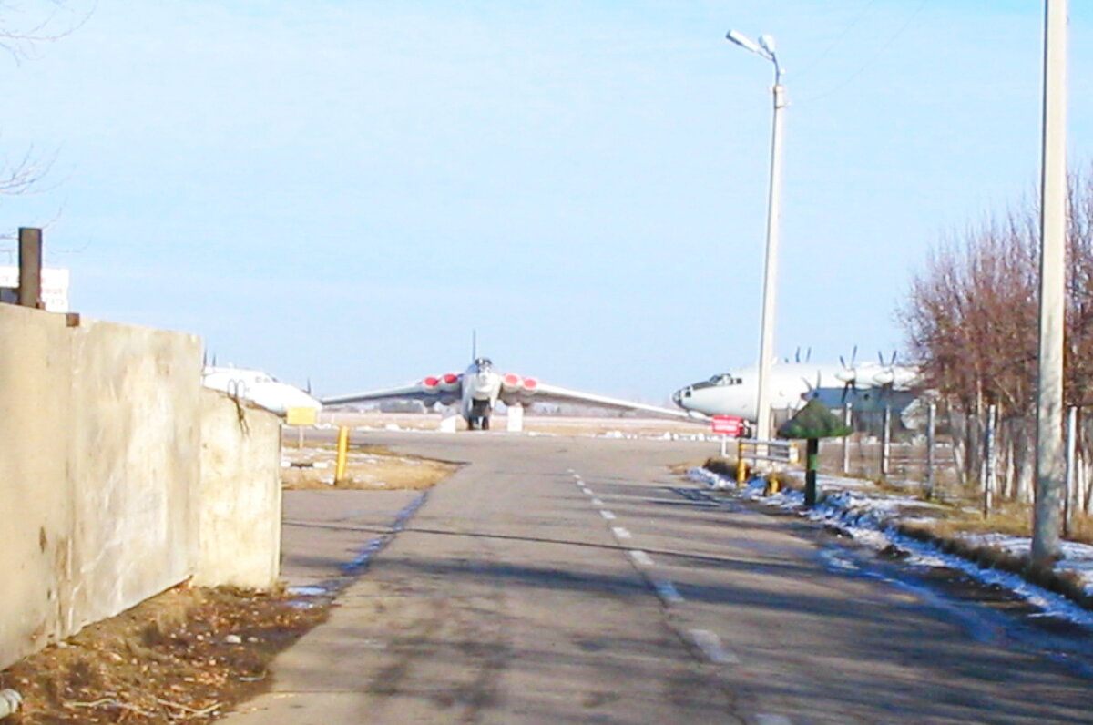 Въезд на авиабазу Украинка. Фото 2004 года.