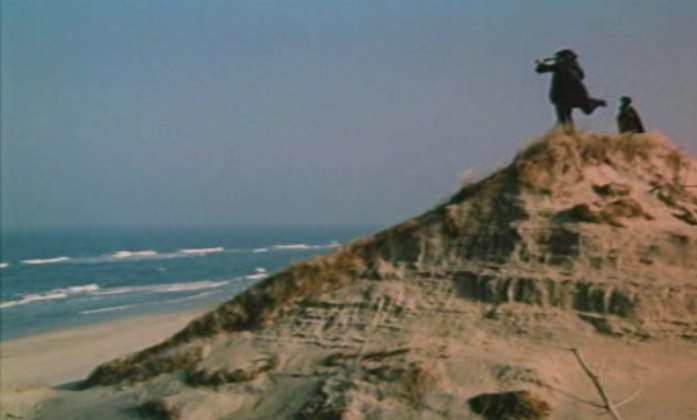 Мечта каждого человека, так стоять и смотреть на море с холма в подзорную трубу