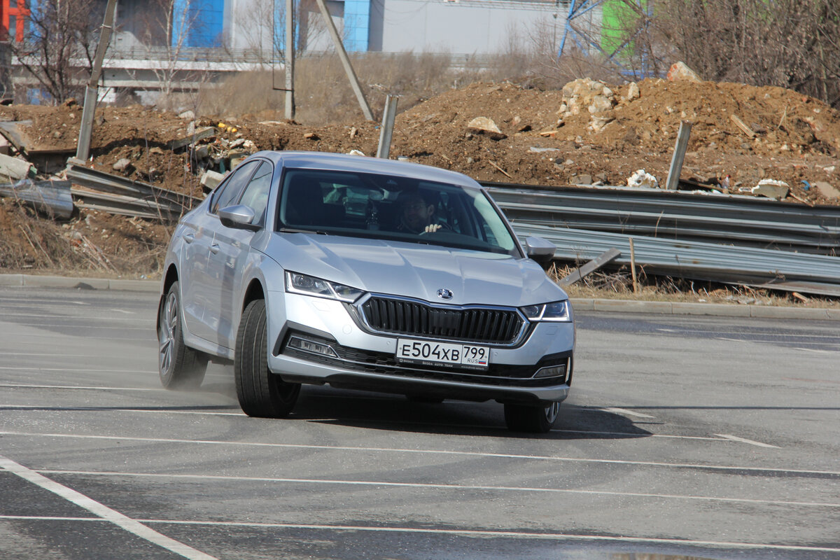  Skoda Octavia на круге, кренится умеренно, шасси настроено по- немекцки на быстрые секунды. 
