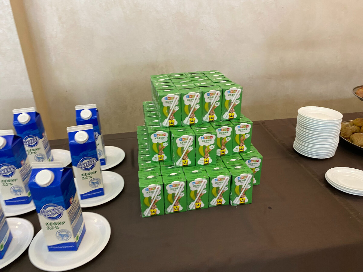 Белорусский кефир. Каждый, уходя с ужина, считая своим долгом взять пачку с собой. 