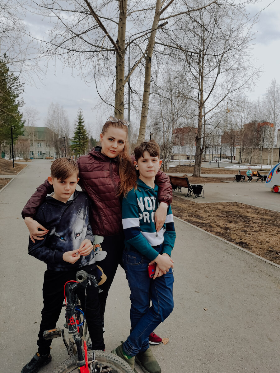 Разница между сыновьями 10 месяцев. И тот, что помладше, всё время бухтит почему его не родили первым и старшим 
