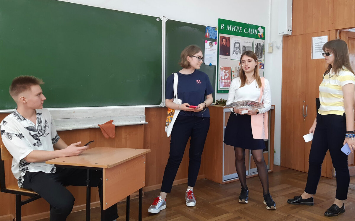 Три одиннадцатиклассника на уроке. Источник: geografo4ka.blogspot.com