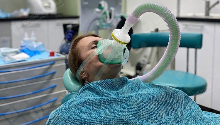 Специальное оборудование, которое подает медицинский ксенон, сертифицировано. Во время процедуры врач следит за состоянием пациента, а прежде проходит обучение по работе с оборудованием. Фото: Smile-at-Once.ru.