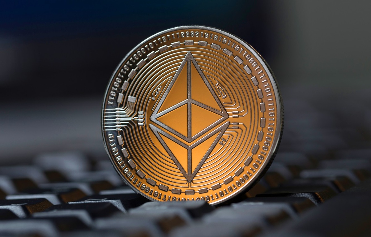 Ethereum продолжает укреплять позиции на рынке криптовалют, накануне монета смогла прорваться выше $3000.