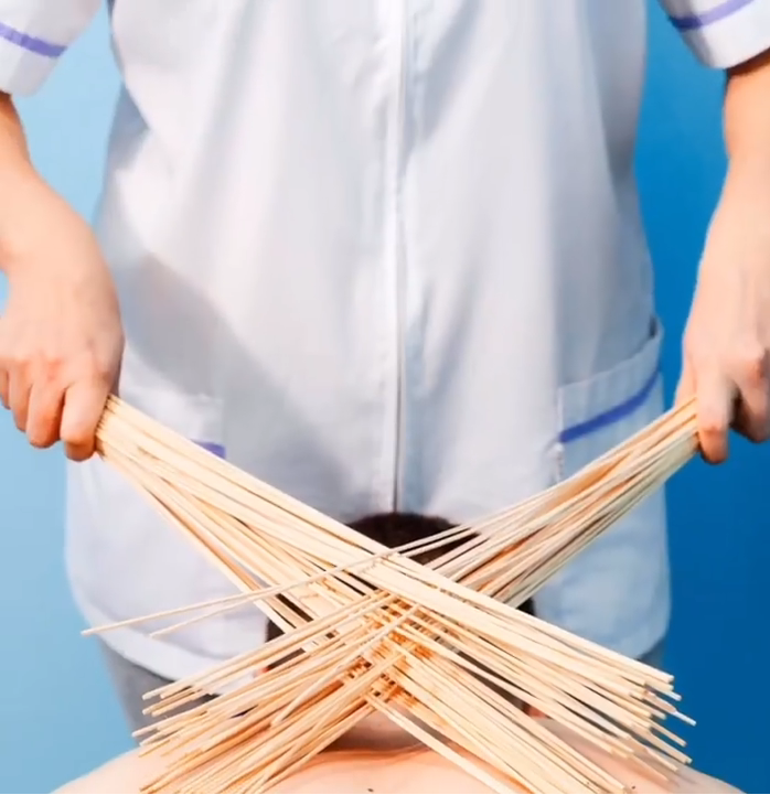 Это массаж бамбуковыми вениками! Он разогревает ткани организма, дробит жировые отложения, снимает мышечное напряжение, улучшает кровообращение и лимфоток. Массаж заставит забыть вас о постоянной усталости, устранит бессонницу, восстановит энергетический баланс, улучшит состояние кожи. Просто кайф!